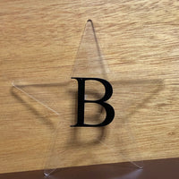 Estrella con Inicial Personalizada en Acrilico Transparente y Negro