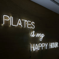Letrero Led Neon Pilates en Acabado Acrílico Transparente con Luz Cálida