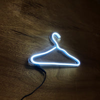 Letrero Led Neón con Figura de Gancho para Ropa en Luz Blanca
