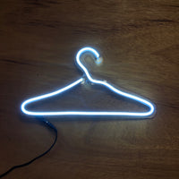 Letrero Led Neón con Figura de Gancho para Ropa en Luz Blanca