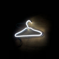 Letrero Led Neón con Figura de Gancho para Ropa en Luz Blanca