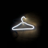 Letrero Led Neón con Figura de Gancho para Ropa en Luz Blanca