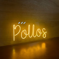 Letrero Led Neón con la Palabra Pollos en Luz Amarillo Dorado