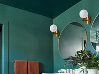 Lámpara de Lujo para Pared en Acabado Oro Antiguo con Esfera de Cristal Opalino