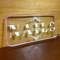 Letrero LED Neón con Logotipo de Uñas en Acabado Acrilico Transparente y Blanco con Luz Rosa