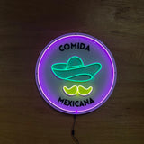 Letrero LED Neon con Palabra Comida Mexicana en Acabado Acrílico Blanco con Letras Negras y Luz Rosa, Verde y Amarillo