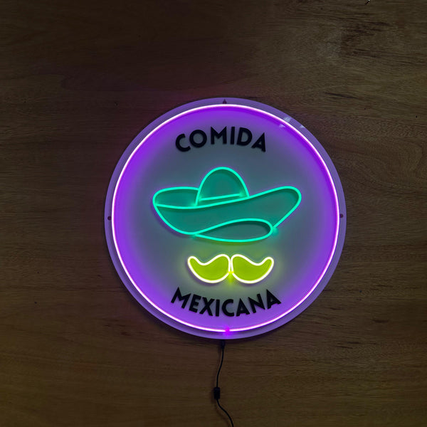 Letrero LED Neon con Palabra Comida Mexicana en Acabado Acrílico Blanco con Letras Negras y Luz Rosa, Verde y Amarillo
