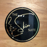Letrero con Logotipo de The Skin Suite en Acabado Acrilico Negro y Espejo Dorado