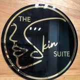 Letrero con Logotipo de The Skin Suite en Acabado Acrilico Negro y Espejo Dorado