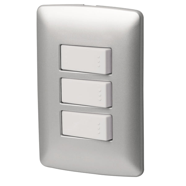 Placa con 2 Interruptores Sencillos y 1 Interruptor Escalera en Color Plata
